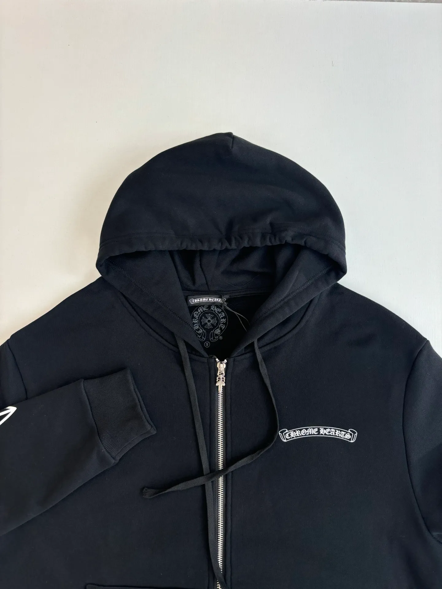 🅿️470 Come Hearts*/Cro Hearts 25 new Sanskrit letter printed zipper hooded sweatshirt. It is made of 100% custom-woven and dyed pure cotton fabric, with a thin velvet lining. The front, back and sleeve logo printing uses a special glue printing process. Its characteristic is that it uses high-performance glue to create a sense of layering in the printed pattern. The zipper puller and back hem are custom-developed using silver-plated foti material. The cuffs and hem have a shrinkage effect. The front panel is manually cut and positioned, hand-sewn and hand-stuffed pockets are designed. The overall routing is straight and delicate. Size: S/M/L/XL